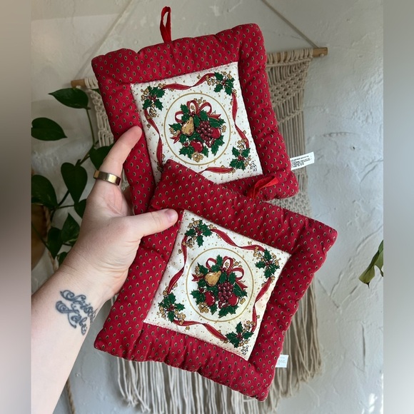 Vintage 7x7 Christmas Potholders Set of 2 – Quilted Holiday Kitchen Decor - Picture 5 of 6